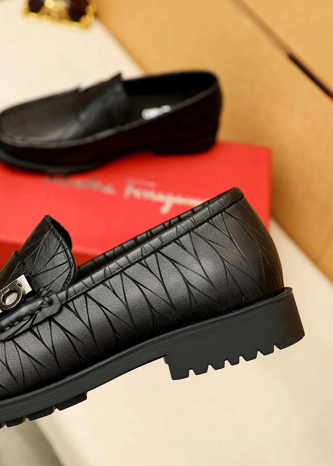 Men's shoes 💰520 💐 Product trademark: Ferragamo "Ferragamo" casual leather shoes Regular size: 38-44 (45.46🉑️customized) Product materials: Selected imported first-layer calfskin embossed upper + original hardware buckle, imported water-dyed cow leather lining. Strong three-dimensional visual effect, original outsole color: 1⃣️color optional